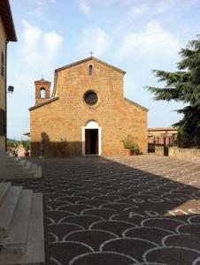 een kerk met een geplaveide straat ervoor bij La casa col pianoforte in Santa Procula Maggiore