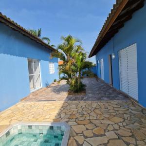 uma casa com uma piscina em frente em Casa em condomínio Ninho Verde 1 em Porangaba