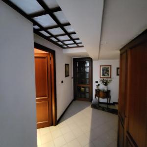 een kamer met een hal met een deur en een tafel bij La casa col pianoforte in Santa Procula Maggiore