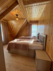 1 dormitorio con 1 cama grande en el ático en ,,Cottage for rent in GODERDZI'', en Khulo
