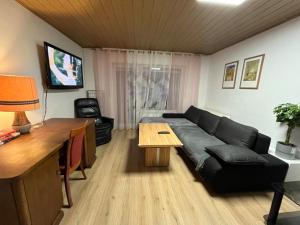 - un salon avec un canapé et une table dans l'établissement Apartment NBG im Zentrum, à Nuremberg