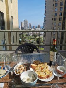 uma mesa com um prato de comida e uma garrafa de vinho em Iquique em Iquique