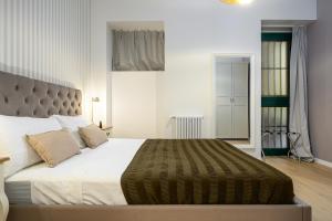 una camera con un grande letto e uno specchio di Classbnb - 2 bilocali di design in zona Porta Garibaldi a Milano