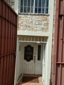 San Lucas SacatepéquezにあるHabitación con cocina - Hacienda Santo Domingoの白い扉入口