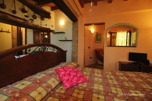 een slaapkamer met een bed met een roze kussen erop bij B&B Le Palme d'Oro in Grisignano di Zocco
