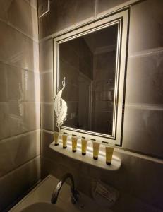 een badkamer met een wastafel met een spiegel en een wastafel bij Glamour Pyramids Hotel in Caïro