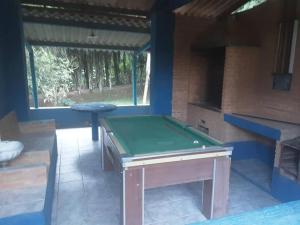 a pool table in the middle of a room at Chácara Spring Feston in Mairinque