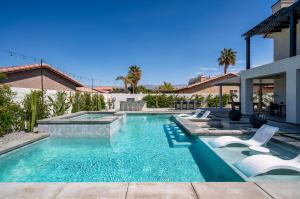 インディオにあるDesert Skyline Luxury Pool Home With Sunken Firepit Areaの家の中の椅子付きスイミングプール