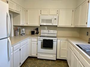 Köök või kööginurk majutusasutuses Charming Condo Near WFU, Full Kitchen, Strong WiFi