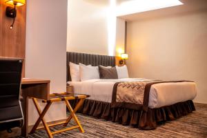 Letto o letti in una camera di Golden Tulip Lekki