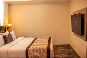 Letto o letti in una camera di Golden Tulip Lekki