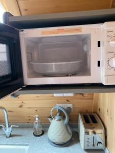 Garden Cottage Glamping Pod的厨房或小厨房