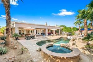 podwórko z basenem i domem w obiekcie The Luxe House With Resort Style Pool w mieście Indio