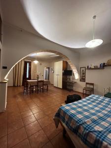 een kamer met een bed en een eetkamer met een tafel bij B&B al Centro del Borgo in Custonaci