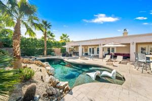 podwórko z basenem i domem w obiekcie The Luxe House With Resort Style Pool w mieście Indio
