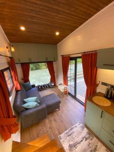 a living room with a couch and a table at Akasya Tiny House in Ardeşen