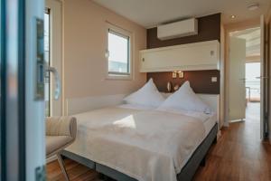 Ένα ή περισσότερα κρεβάτια σε δωμάτιο στο Hausboot Seelenbaumler - LP13