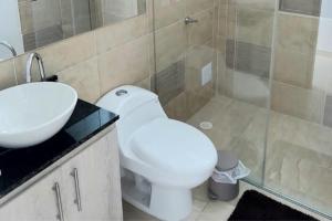 ヒラルドットにあるCasa Quinta Moderna Piscina Privada En via Girardotのトイレ、洗面台、シャワー付きのバスルーム +8枚の写真