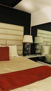 - une chambre avec 2 lits et 2 lampes dans l'établissement Hotel Guillen, à Tijuana