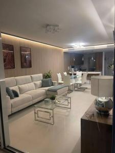 salon z białą kanapą i stołami w obiekcie Best Stupa Hills JM, magnífico apartamento y vistas w mieście Benalmádena
