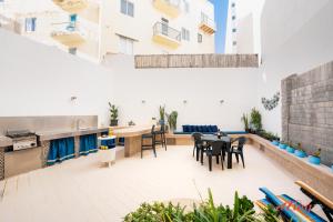 un balcone con tavolo e sedie in un edificio di The Holiday Home Where Art Lives a San Pawl il-Baħar