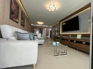 salon z białą kanapą i telewizorem z płaskim ekranem w obiekcie Best Stupa Hills JM, magnífico apartamento y vistas w mieście Benalmádena