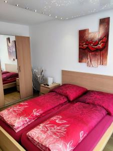 เตียงในห้องที่ 80 qm Apartment Alessia Nürnberg