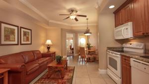 uma sala de estar com um sofá e uma cozinha em Westgate Town Resort em Orlando