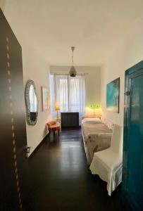 1 dormitorio con 2 camas y sala de estar en San Pietro Arte in Suite, en Roma