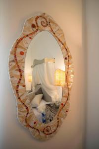 espejo en la pared con cama en la habitación en San Pietro Arte in Suite, en Roma