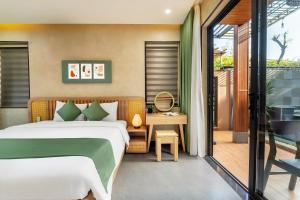 Postel nebo postele na pokoji v ubytování The Linh Seaside Villa Hoi An + 97 fotografií