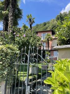een poort voor een huis met planten bij Villa Romantik am Lago Maggiore in Locarno