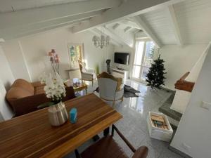 een woonkamer met een bank en een tafel bij Villa Romantik am Lago Maggiore in Locarno