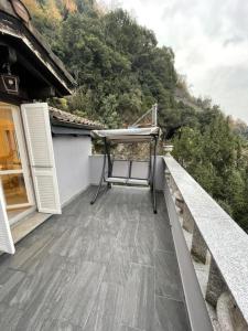 een balkon met een stoel bovenop een huis bij Villa Romantik am Lago Maggiore in Locarno