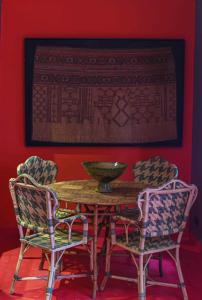 una sala da pranzo con tavolo e 2 sedie di Riad OLIVE Privatif 4 Personnes a Marrakech