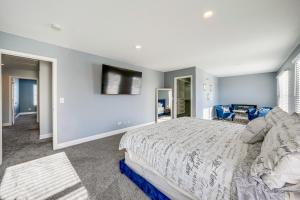 1 dormitorio con 1 cama grande y TV de pantalla plana en Plainfield Home with Game Room Near Harrahs Casino!, en Plainfield