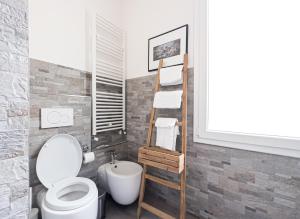 ein Badezimmer mit einem WC, einer Leiter und einem Waschbecken in der Unterkunft Luxury Apartment next to the Francescana in Modena