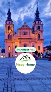 um grande edifício com uma igreja ao fundo em Nisay Home - 4 Room Apartment - Nr2 em Ludwigsburg