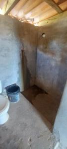 Habitación con baño pequeño con aseo. en Hostal Pelican, en El Gigante