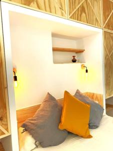 una camera con un letto con due cuscini sopra di Acogedor Loft cerca a estación tren_ calamocha_B a Valencia