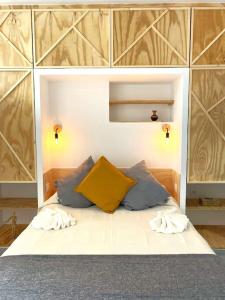 1 dormitorio con 1 cama con 2 toallas en Acogedor Loft cerca a estación tren_ calamocha_B en Valencia