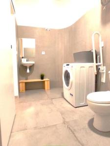 uma casa de banho com uma máquina de lavar roupa e um WC em Acogedor Loft cerca a estación tren_ calamocha_B em Valência