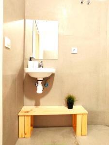 y baño con lavabo y espejo. en Acogedor Loft cerca a estación tren_ calamocha_B, en Valencia