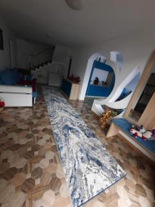 sala de estar con alfombra en el suelo en Cabana Cosmina &Milan, en Câmpeni