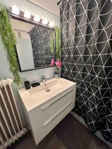 Ванная комната в Orangers - Bord de mer-Studio cosy refait à neuf 4 personnes