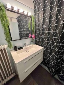 a bathroom with a sink and a mirror at Orangers - Bord de mer - Studio cosy 4 personnes in Cagnes-sur-Mer