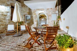 een eetkamer met een tafel en stoelen bij Villa Nicola in Kissamos