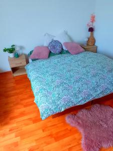 een slaapkamer met een bed met kussens en een tapijt bij Apartmán Eva in Liptovský Svätý Peter