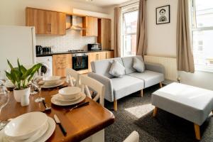 cocina y sala de estar con mesa y sofá en Cozy Urban - Retreat Modern 1BR - Free Parking, en Bristol