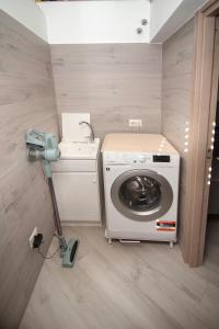 - un lave-linge dans une buanderie avec une caméra dans l'établissement Casa San Giacomo, à Barletta